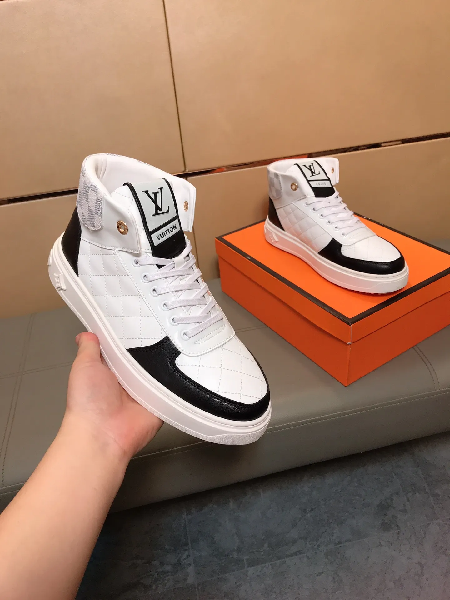 Factory price 400 👟👟🤝 (LV Louis Vuitton) New Korean style high-top casual shoes for men [Proud] hot style, imported cowhide with original printing, genuine leather lining, wear-resistant and non-slip rubber outsole. If you are still worried about wearing matching shoes, then these shoes are your best choice! Code number: 38-44